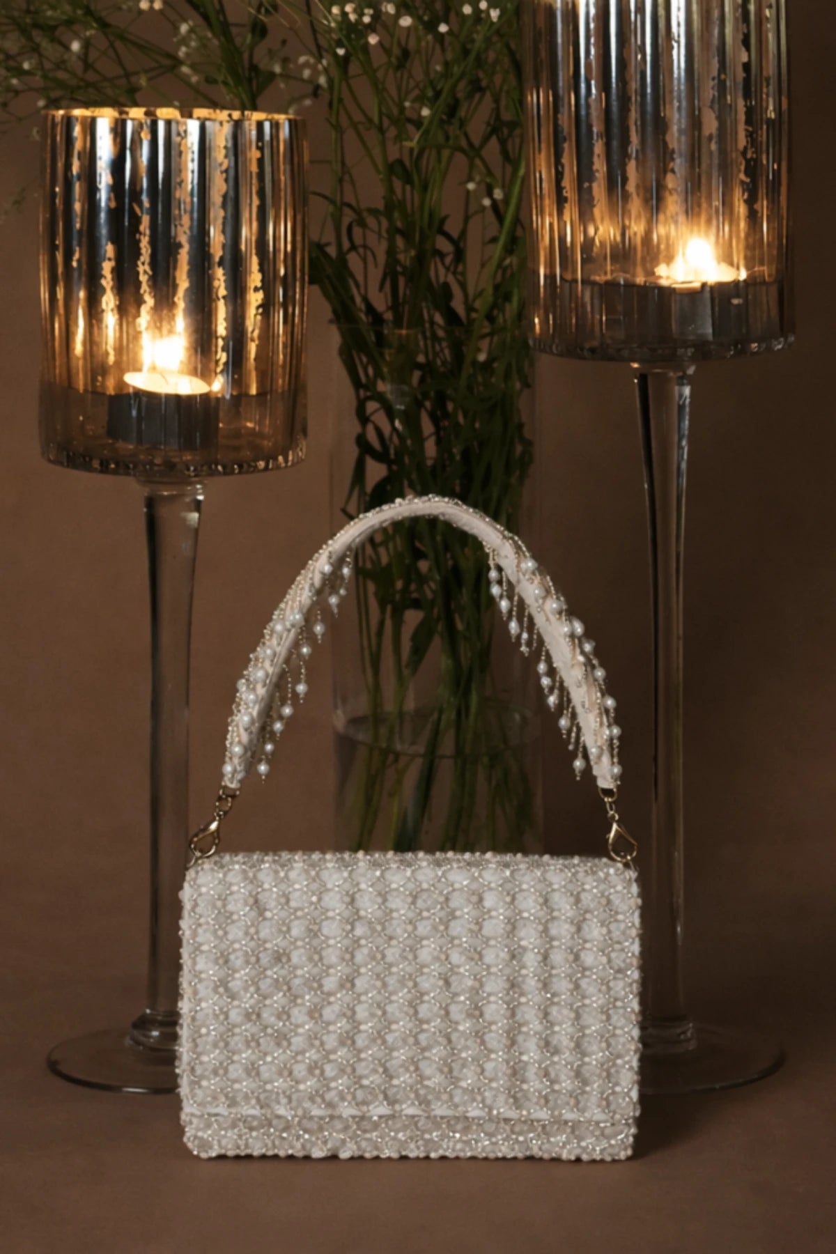 White shoulder bag for vacations and resort wear styling